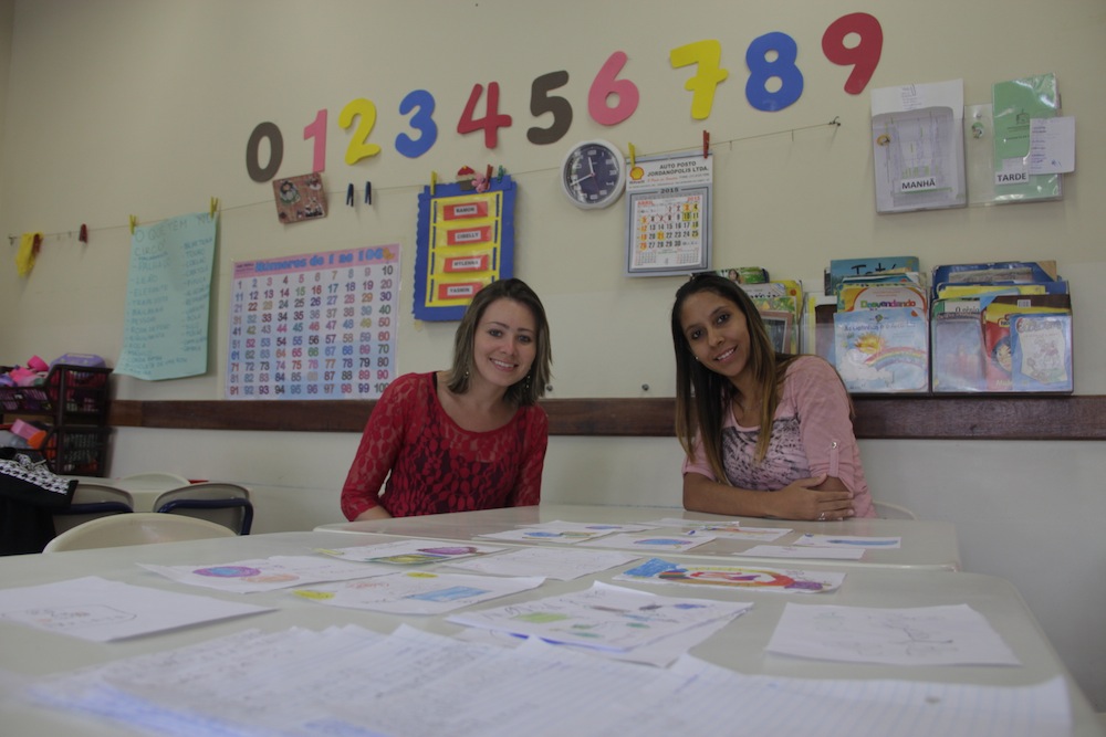 Regislaine da Silva e Simone de Souza, professoras do Infantil 5, com sonhos dos alunos expostos sobre a mesa